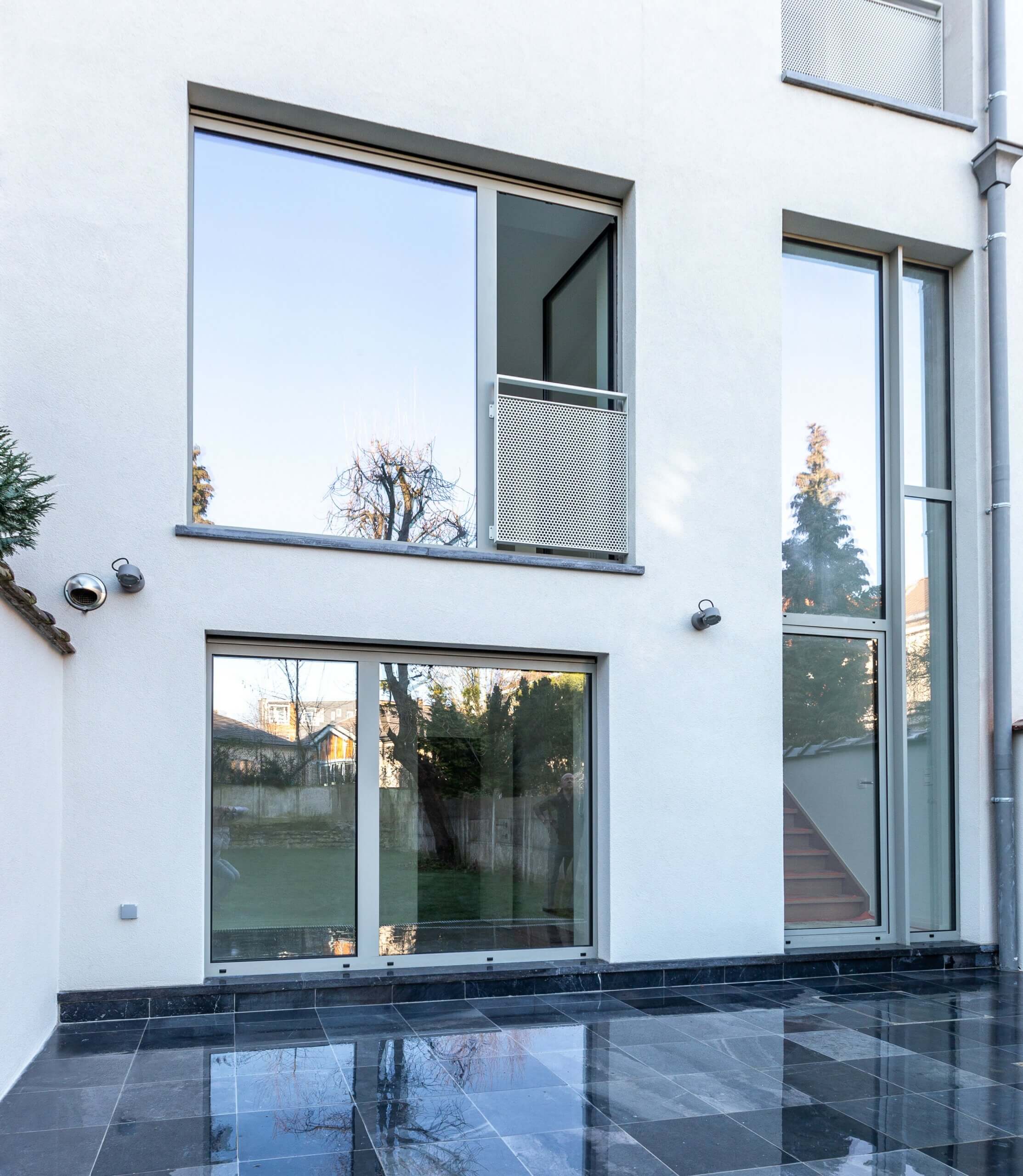 Fenêtre mixte bois-alu posée à Besançon avec intérieur bois et extérieur aluminium laqué