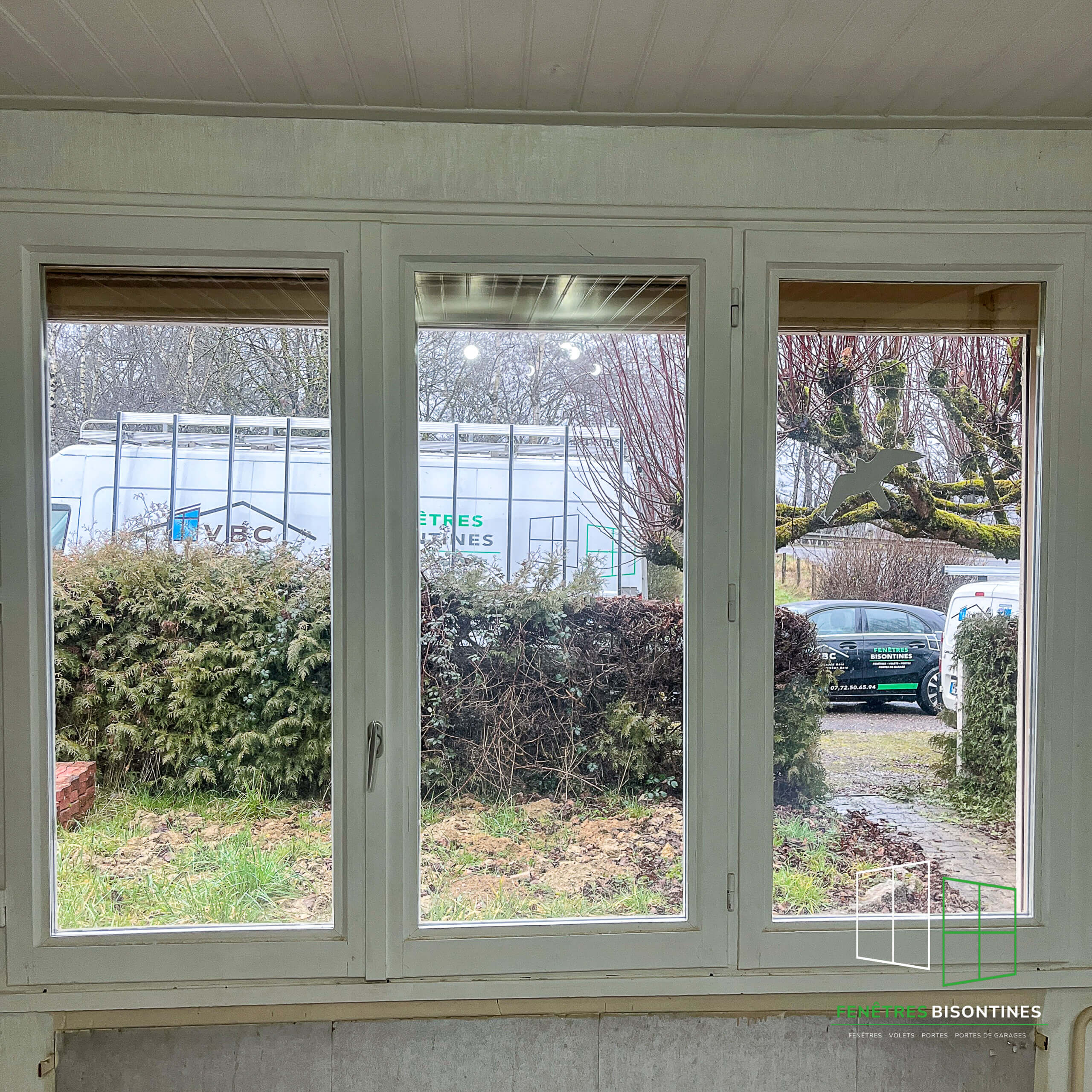 Anciennes fenêtres bois avant travaux - Les Auxons 25870