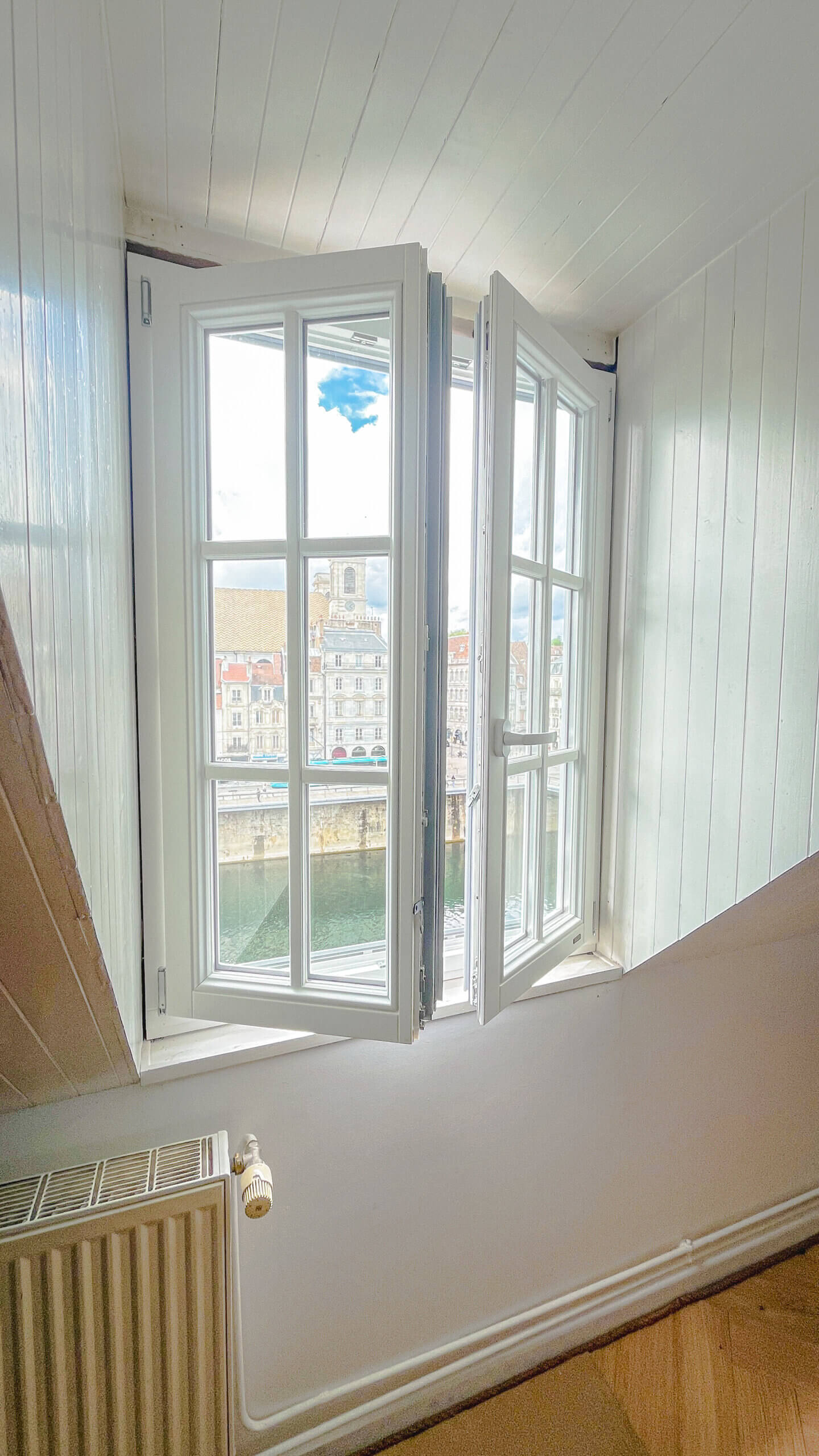 Menuiserie bois blanche intérieure avec triple vitrage acoustique