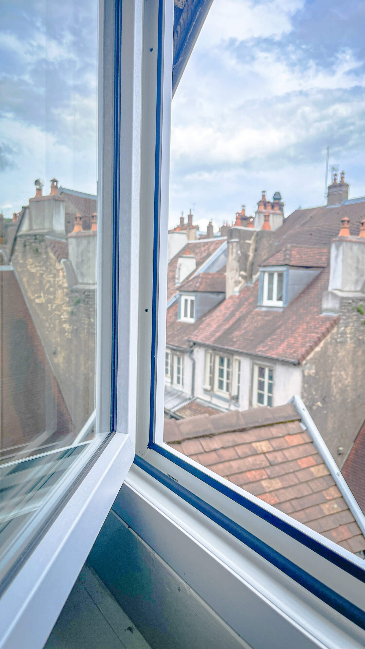 Fenêtre bois haut de gamme avec vitrage acoustique pour logement en ville