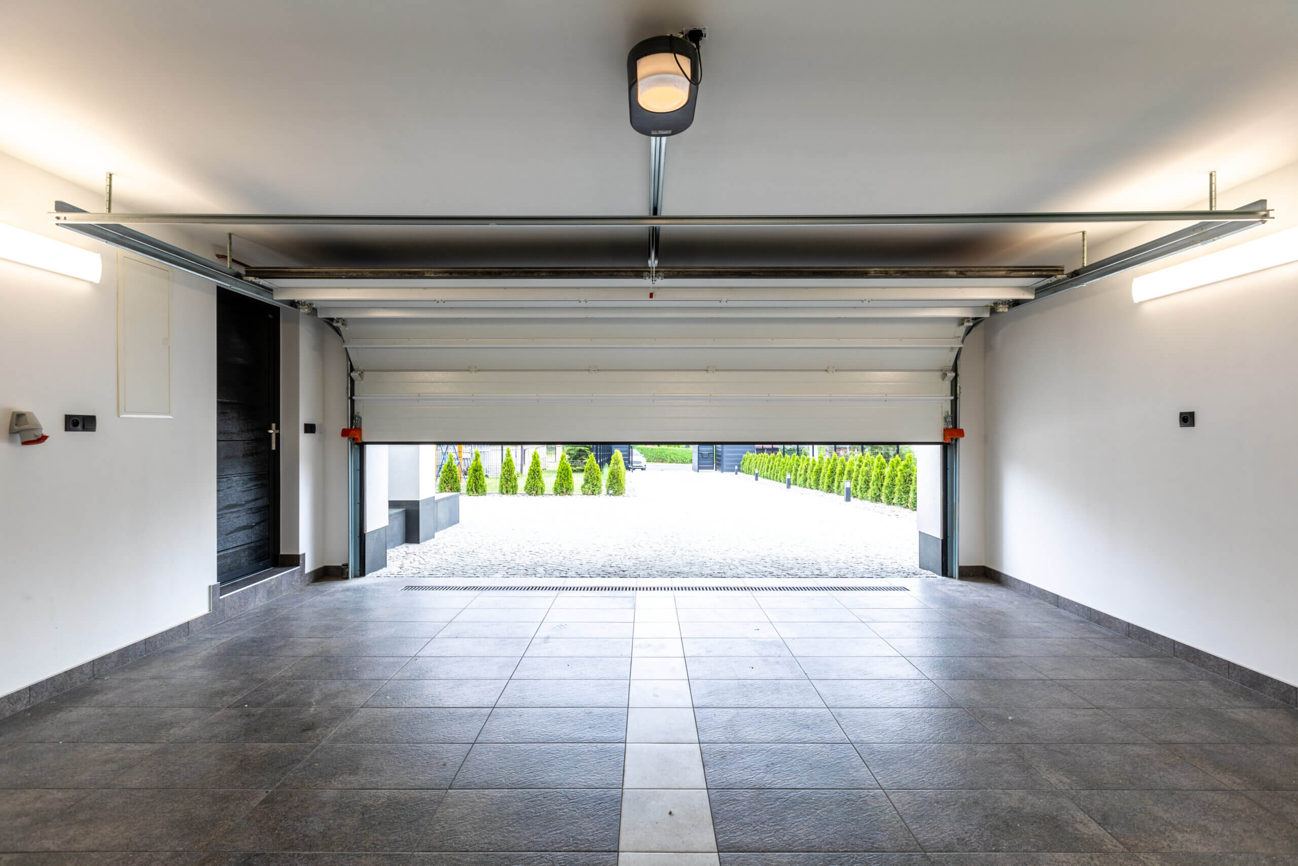 Vue intérieure d’une porte de garage sectionnelle avec rails et mécanisme