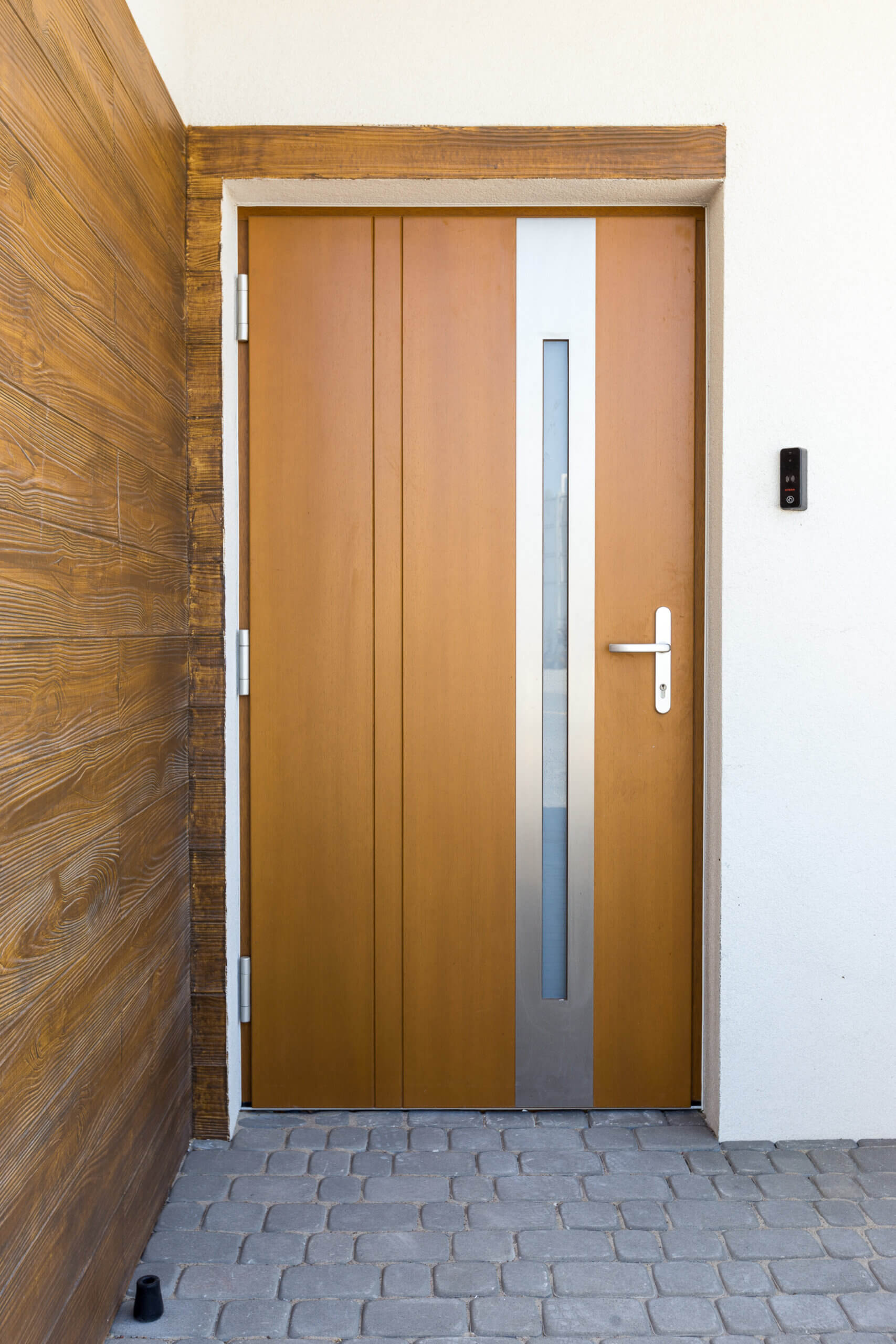 Pose d'une porte d'entrée aluminium DAKO par les artisans Fenêtres Bisontines dans le Doubs