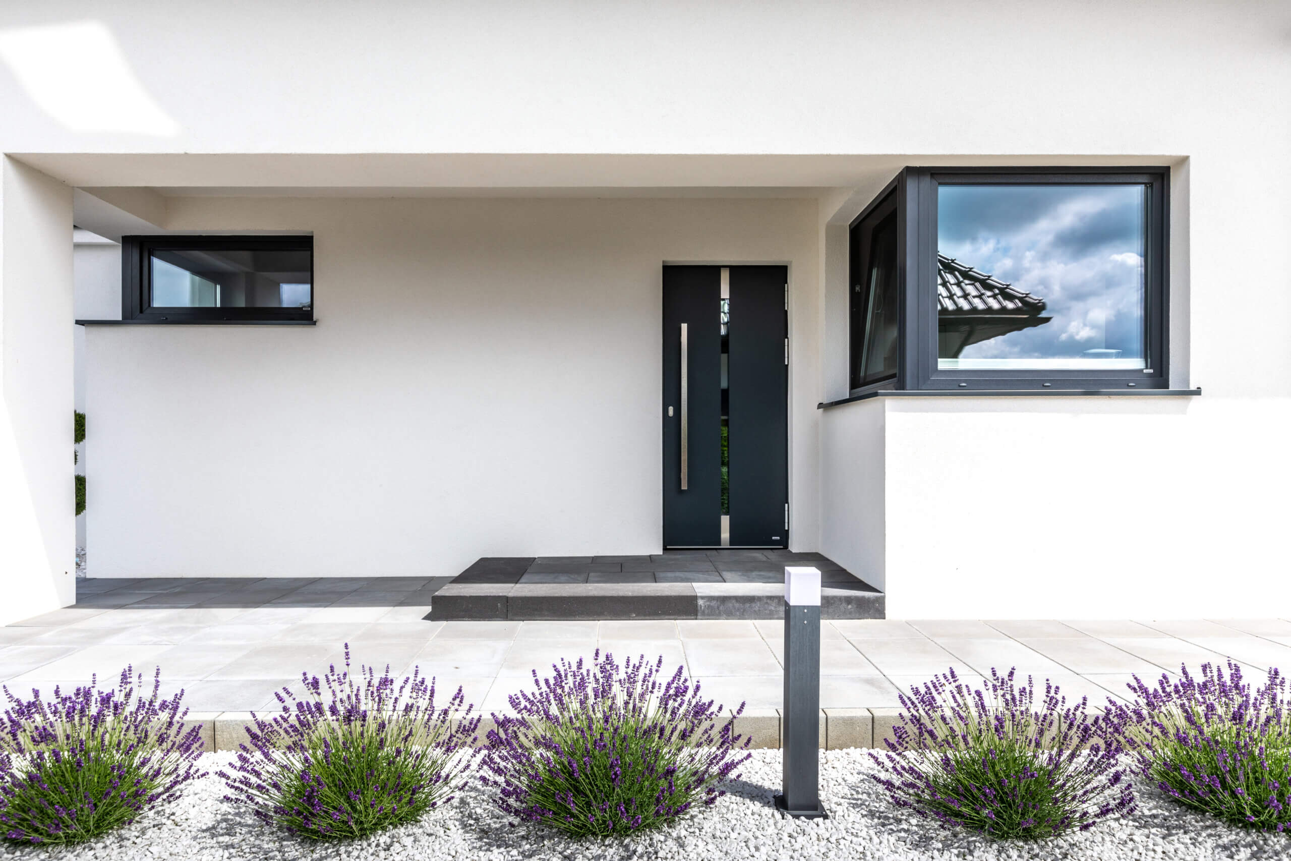 Porte d'entrée aluminium monobloc DAKO posée sur une maison du Doubs près de Besançon — Fenêtres Bisontines